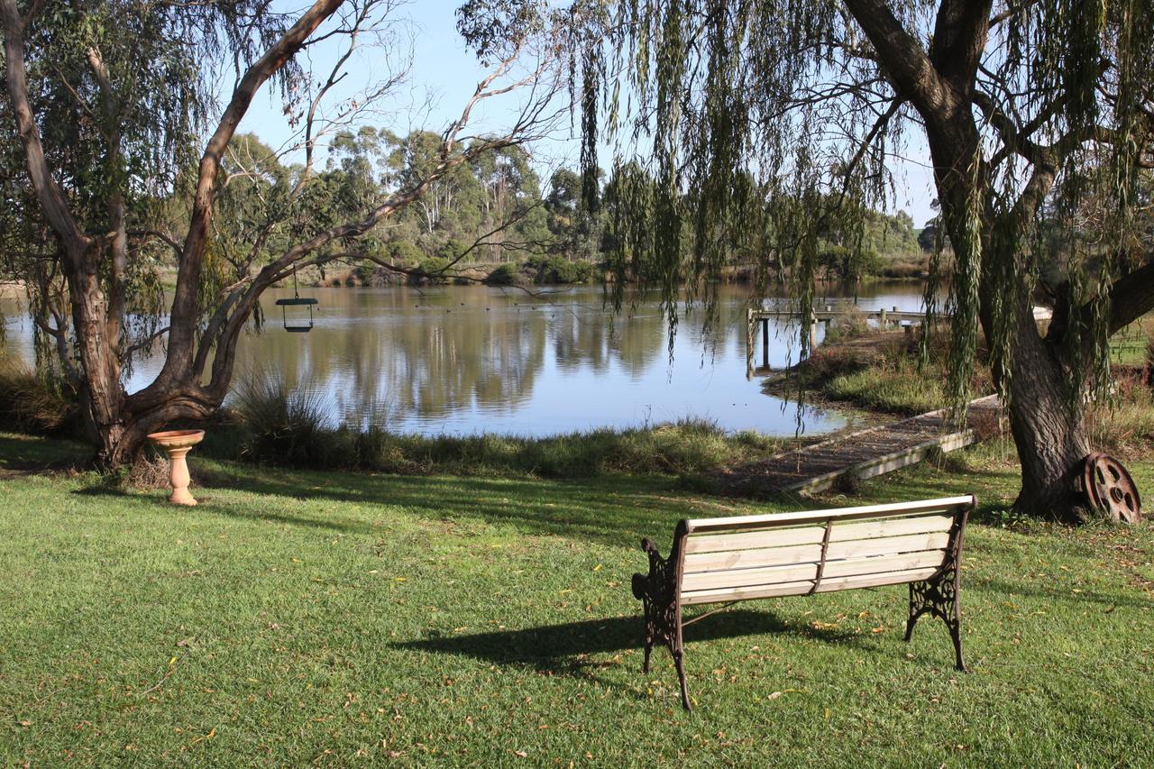 Little Lake Cottage Nyora Extérieur photo